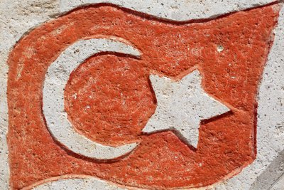 Türkische Flagge in Zement geformt. von Unknown